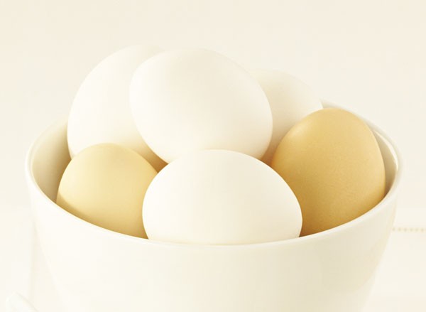 Một phụ nữ khỏe mạnh, có hàm lượng cholesterol trong máu bình thường có thể ăn 1 – 2 quả trứng mỗi ngày.